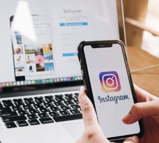 Metade dos consumidores compra direto das redes sociais