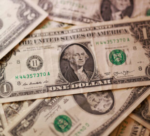 Dólar abaixo de R$ 5: é hora de comprar?