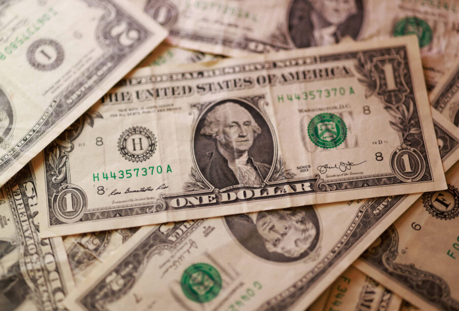 Dólar abaixo de R$ 5: é hora de comprar?