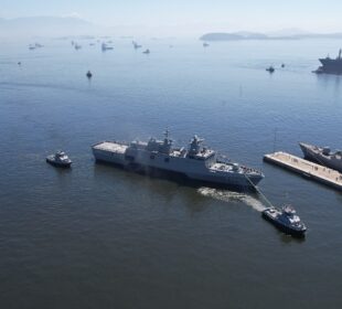 Marinha recebe fragata Tamandaré e assina compra de mais quatro