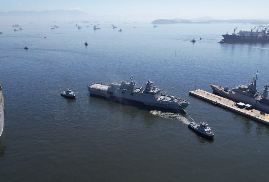 Marinha recebe fragata Tamandaré e assina compra de mais quatro