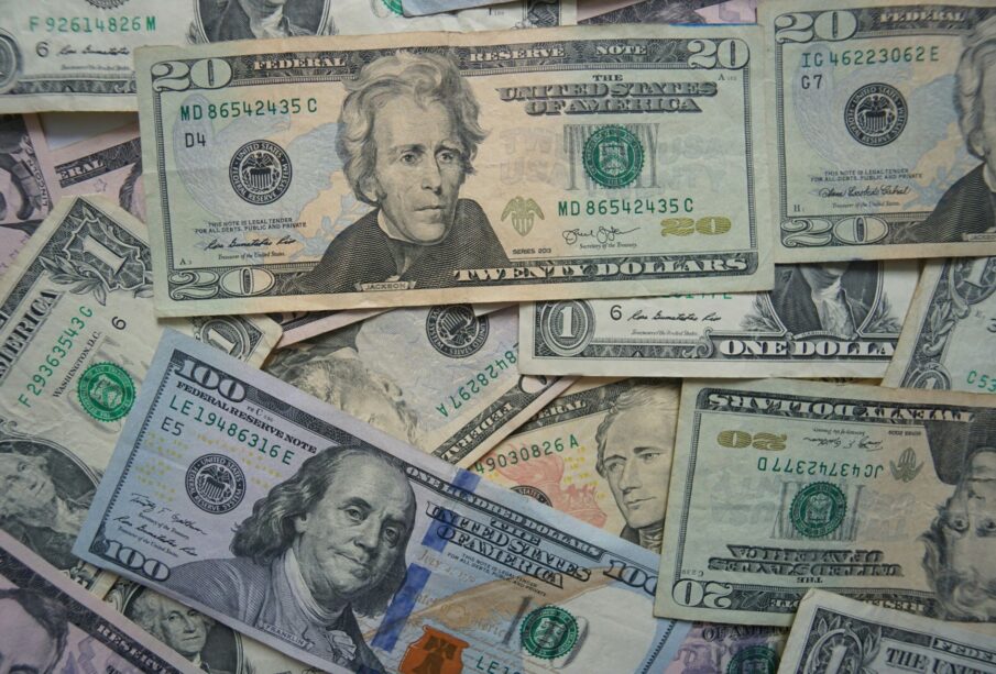Dólar cai hoje e fecha abaixo de R$ 5 com espera por acordo EUA-Irã