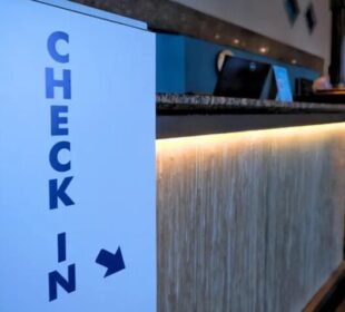 Hotéis têm até segunda para adotar check-in digital obrigatório