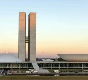 Estudo: Escala 6x1 paga até 58% menos para quem trabalha mais