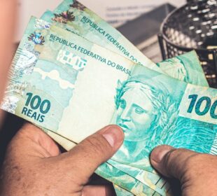 Governo prepara trava em salários e benefícios a partir de 2027