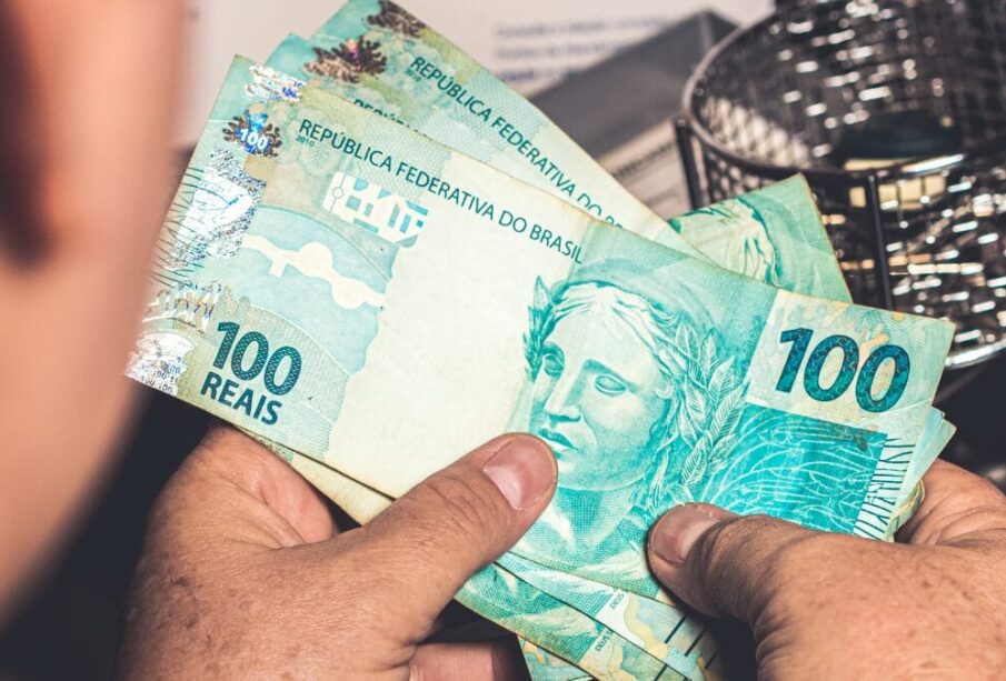 Governo prepara trava em salários e benefícios a partir de 2027