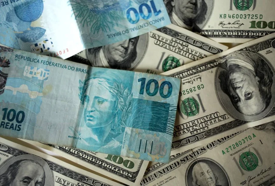 Dólar abaixo de 5 reais favorece viagens e impulsiona turismo
