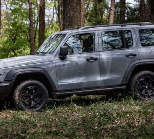 GWM Tank 300 híbrido flex chega ao Brasil por R$ 342.000