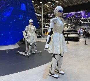 Robô humanoide Chery é destaque no Salão de Pequim