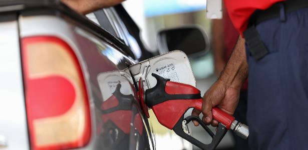 Manobra para baixar preço dos combustíveis ameaça meta fiscal