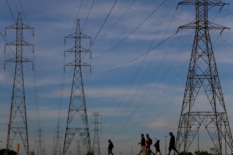 Conta de luz alta supera inflação e pesa no bolso do brasileiro
